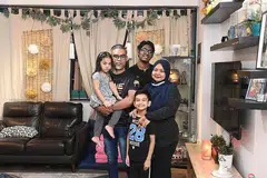 TURUT MEMBANTU PENDAPATAN KELUARGA: Cik Nurbee yang berniaga dari rumah sejak 2019, menjual makanan beku seperti epok-epok dan roti boyan. Bersama beliau ialah suaminya Abdul Rahman Hassan dan anak-anaknya. - Foto BH oleh DESMOND FOO