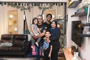 TURUT MEMBANTU PENDAPATAN KELUARGA: Cik Nurbee yang berniaga dari rumah sejak 2019, menjual makanan beku seperti epok-epok dan roti boyan. Bersama beliau ialah suaminya Abdul Rahman Hassan dan anak-anaknya. - Foto BH oleh DESMOND FOO