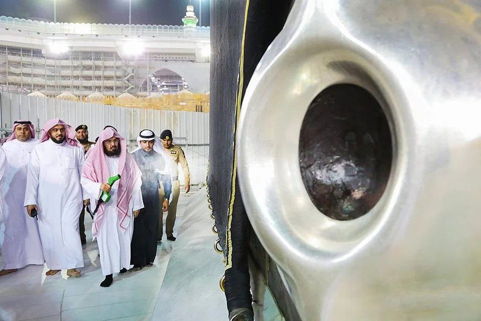 Presiden Ehwal Masjidil Haram dan Masjid Nabawi Sheikh Dr Abdurrahman Al-Sudais, memeriksa dan menyertai kerja pembersihan mataf atau kawasan tawaf di Masjidjil Haram selepas solat Isyak.