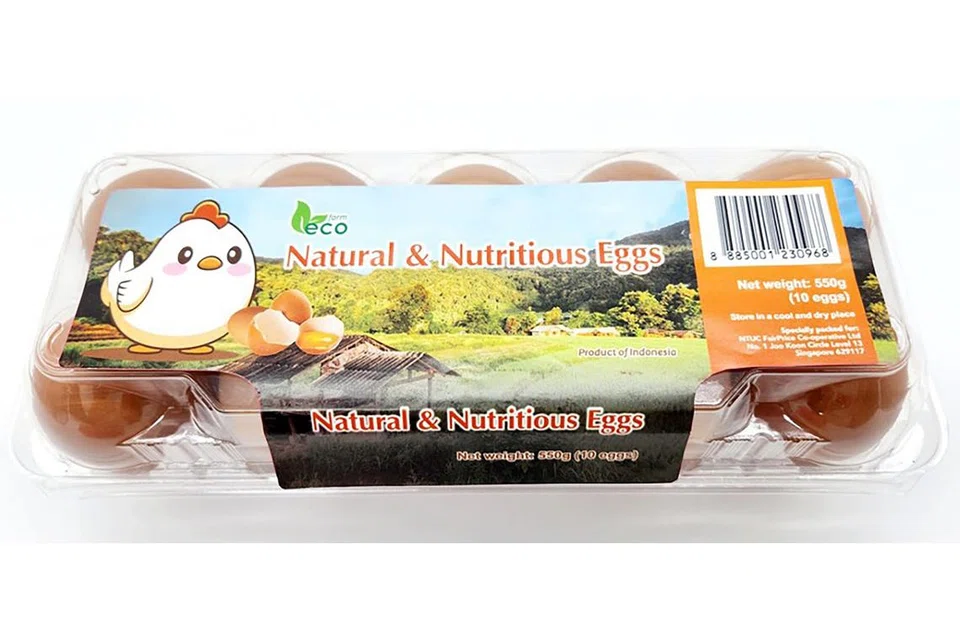 PELBAGAIKAN SUMBER: Satu pek 'Eco Farm Fresh Eggs' dari Indonesia berharga $3.40 berisi 10 biji telur boleh didapati di 64 pasar raya FairPrice, FairPrice Finest dan pasar raya besar FairPrice Xtra mulai Sabtu di seluruh negara. - Foto NTUC FAIRPRICE CO-OPERATIVE LTD