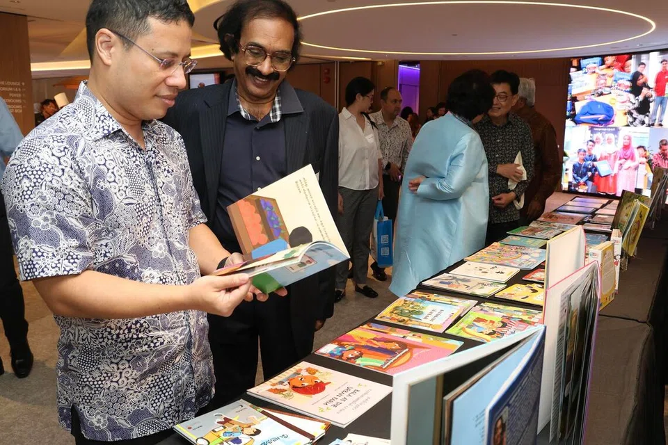 Menteri Pendidikan yang juga pengerusi Dana Dwibahasa Lee Kuan Yew, Encik Desmond Lee, berbual dengan penulis, Encik Khaja Mohamed Iqbal, yang menghasilkan buku dengan tajaan dana tersebut, semasa sambutan ulang tahun ke-15 Dana itu.