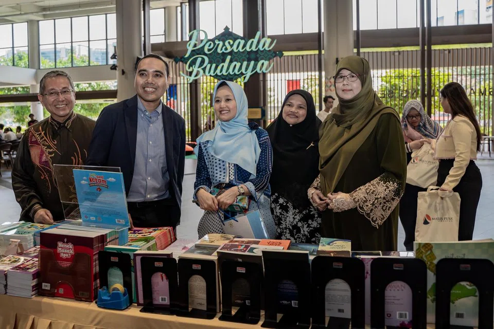 PESTA BUKU MELAYU: (Dari kiri) Encik Abdul Hamid Abdullah, Encik Zhulkarnain Abdul Rahim, Cik Rahayu Mahzam, Cik Isiah Majid dan Siti Zubaidah Sain di pelancaran Pesta Buku Melayu Singapura yang diadakan di Wisma Geylang Serai pada Jumaat.
