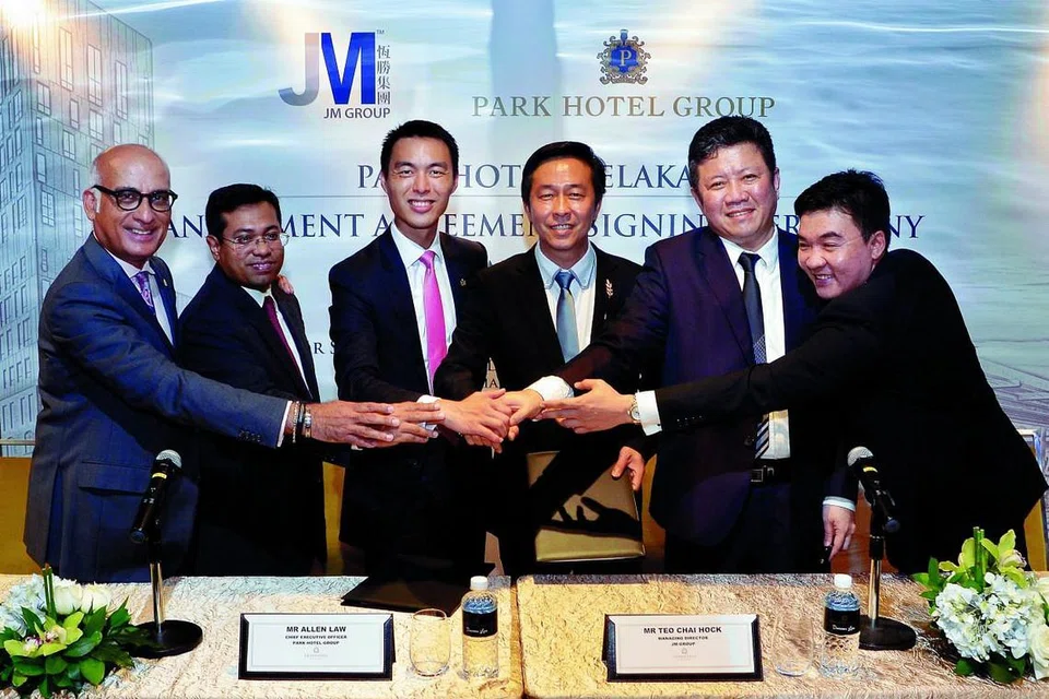 METERAI PERJANJIAN: (Dari kiri) Ketua Pegawai Korporat Park Hotel Group, Encik Mohd Rafin; Pengarah Mida, Encik Sikh Shamsul Ibrahim; CEO Park Hotel Group, Encik Allen Law; Pengarah Urusan Jaya Mapan Sdn Bhd, Encik Teo Chai Hock; Pengarah Jaya Mapan Sdn Bhd, Encik Kua Song Tuck, dan Pengurus Besar Jaya Mapan Sdn Bhd, Encik Pang Swe Haw. - Foto-foto PARK HOTEL GROUP