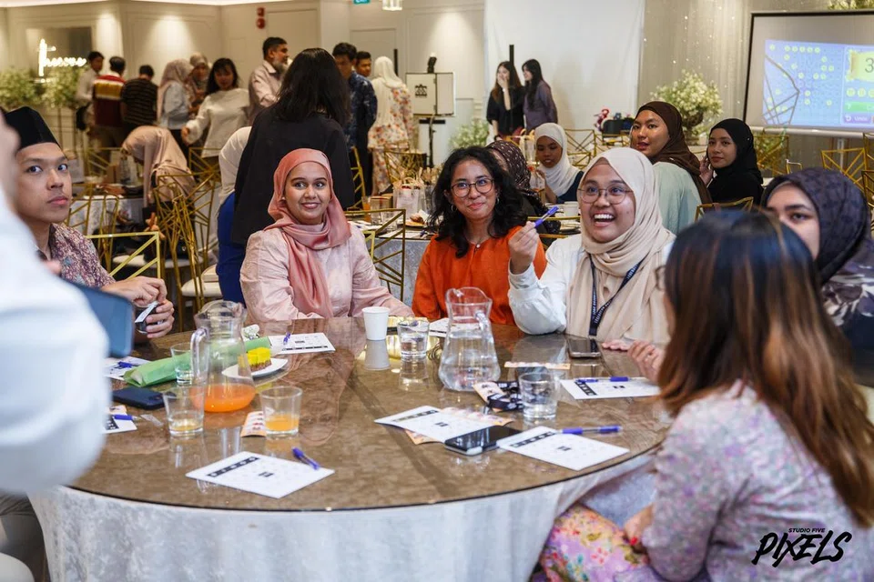 Para tetamu menyertai permainan ‘bingo’ semasa Majlis Makan Malam Gala Ulang Tahun ke-60 Persatuan Muslim Universiti Nasional Singapura (NUSMS).