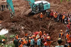 Anggota penyelamat Indonesia mencari mangsa di lokasi tanah runtuh yang melanda Kampung Cibeunying pada 13 November, di Cilacap, wilayah Jawa Tengah, Indonesia, 15 November 2025. 