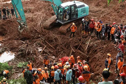 Anggota penyelamat Indonesia mencari mangsa di lokasi tanah runtuh yang melanda Kampung Cibeunying pada 13 November, di Cilacap, wilayah Jawa Tengah, Indonesia, 15 November 2025. 