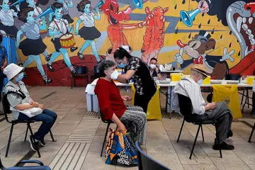 DAPATKAN VAKSIN: Lebih ramai penduduk dunia kini mendapatkan vaksin Covid-19 namun usaha melawan penularan koronavirus itu telah menjejas perkhidmatan kesihatan asas. - Foto AFP