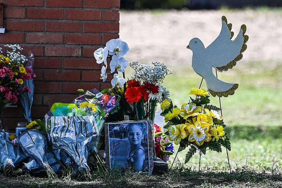 DALAM KENANGAN: Foto seorang mangsa tembakan diletakkan di tempat peringatan di hadapan Sekolah Rendah Robb di Uvalde, Texas. - Foto AFP