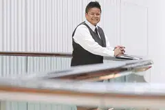 MENGHARGAI PERSAHABATAN TERBINA: Cik Liza Bakar menjadikan pelanggannya di tempat kerja sebagai sahabat yang boleh kekal lama. - Foto BM oleh GAVIN FOO