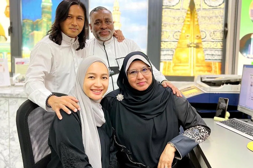 TEMBUSI PASARAN UMRAH: Jai Wahab (belakang, kiri) dan Rozza Ramli (duduk, kiri), pemilik dan pengurus Karva Travel & Tours bersama rakan perniagaan mereka dari Anwaar Al-Himam Umrah & Holidays, pengerusi Ustaz Fahrudeen FM dan pengarah eksekutif, Cik Norjihan Mustaffa. - Foto ihsan ROZZA RAMLI