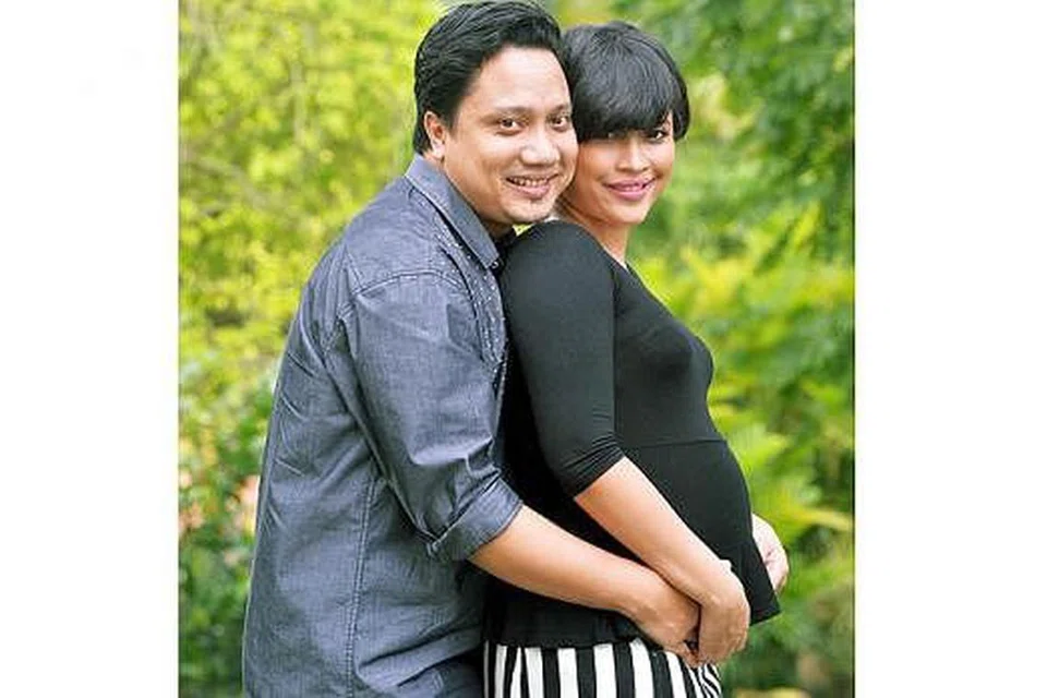 KHABAR BAIK: Personaliti deejay radio, Fiza O (kanan) dan suami, KC, ghairah menimang cahaya mata pertama mereka. - Foto MOHD KHALID BABA