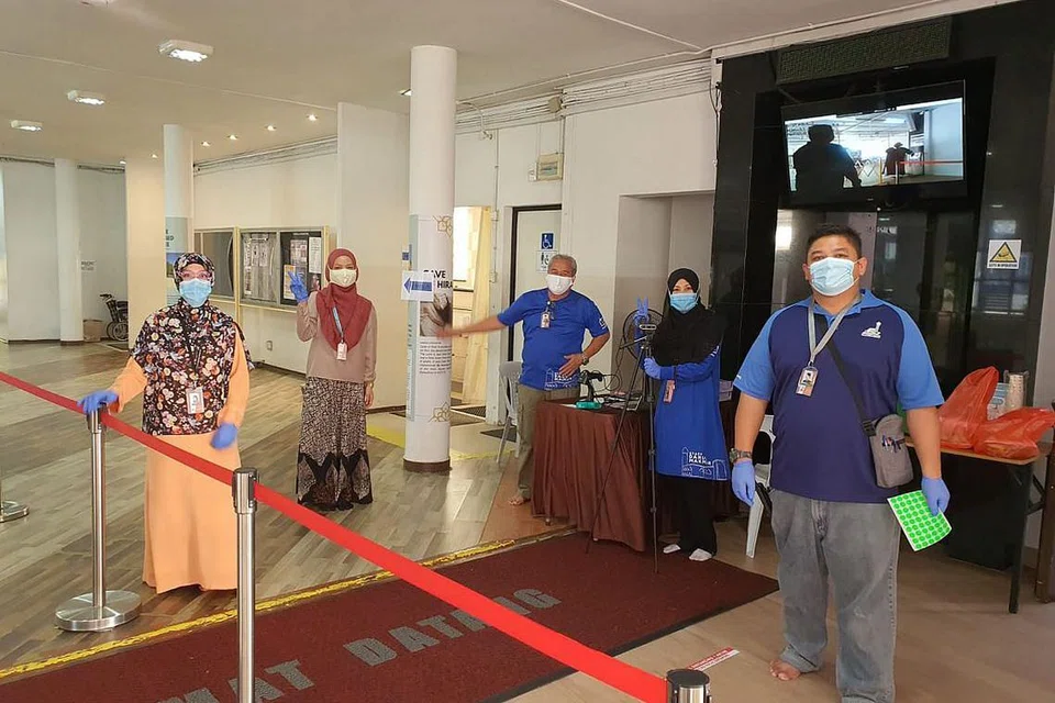 BARISAN HADAPAN BERKHIDMAT DI MASJID: Petugas dan sukarelawan Masjid Darul Makmur bersiap sedia untuk menerima kehadiran jemaah menunaikan solat Jumaat. - Foto MASJID DARUL MAKMUR