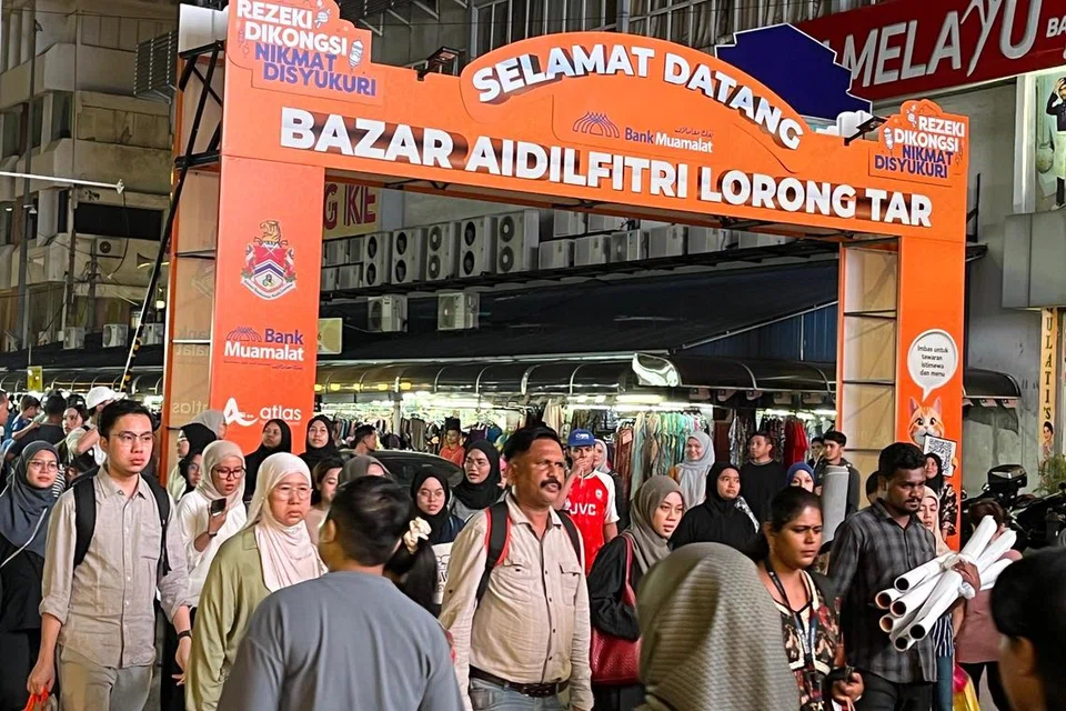 Berbanding waktu siang, bazar Aidilfitri Lorong TAR di Jalan Tuanku Abdul Rahman (TAR) padat dengan pengunjung pada waktu malam sepanjang Ramadan, namun peniaga mendakwa jualan mereka pada 2025 ini merosot. 