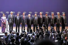 BARISAN PEMIMPIN: (Dari kiri) Kaunselor Negara Myanmar Aung San Suu Kyi, Perdana Menteri Singapura Lee Hsien Loong, Perdana Menteri Kemboja Samdech Techo Hun Sen, Presiden Indonesia Joko Widodo, Setiausaha Agung Vietnam Nguyen Phu Truong, Perdana Menteri Vietnam Nguyen Xuan Phuc, Pengasas dan Pengerusi Eksekutif Forum Ekonomi Dunia Klaus Schwab, Perdana Menteri Laos Thongloun Sisoulith, Naib Perdana Menteri China Hu Chunhua, Perdana Menteri Sri Lanka, Ranil Wickremesinghe, Timbalan Perdana Menteri Thailand, Ketua Marshal Udara Prajin Juntong, bergambar semasa pembukaan Forum Ekonomi Dunia mengenai ASEAN, di Pusat Konvensyen Nasional di Hanoi, Vietnam. - Foto EPA