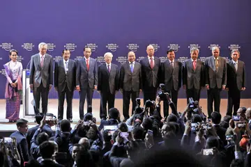BARISAN PEMIMPIN: (Dari kiri) Kaunselor Negara Myanmar Aung San Suu Kyi, Perdana Menteri Singapura Lee Hsien Loong, Perdana Menteri Kemboja Samdech Techo Hun Sen, Presiden Indonesia Joko Widodo, Setiausaha Agung Vietnam Nguyen Phu Truong, Perdana Menteri Vietnam Nguyen Xuan Phuc, Pengasas dan Pengerusi Eksekutif Forum Ekonomi Dunia Klaus Schwab, Perdana Menteri Laos Thongloun Sisoulith, Naib Perdana Menteri China Hu Chunhua, Perdana Menteri Sri Lanka, Ranil Wickremesinghe, Timbalan Perdana Menteri Thailand, Ketua Marshal Udara Prajin Juntong, bergambar semasa pembukaan Forum Ekonomi Dunia mengenai ASEAN, di Pusat Konvensyen Nasional di Hanoi, Vietnam. - Foto EPA