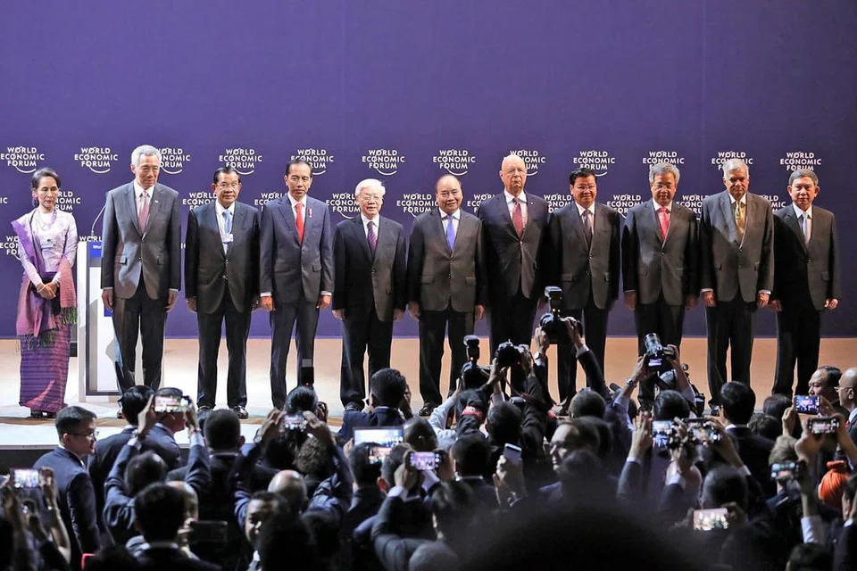 BARISAN PEMIMPIN: (Dari kiri) Kaunselor Negara Myanmar Aung San Suu Kyi, Perdana Menteri Singapura Lee Hsien Loong, Perdana Menteri Kemboja Samdech Techo Hun Sen, Presiden Indonesia Joko Widodo, Setiausaha Agung Vietnam Nguyen Phu Truong, Perdana Menteri Vietnam Nguyen Xuan Phuc, Pengasas dan Pengerusi Eksekutif Forum Ekonomi Dunia Klaus Schwab, Perdana Menteri Laos Thongloun Sisoulith, Naib Perdana Menteri China Hu Chunhua, Perdana Menteri Sri Lanka, Ranil Wickremesinghe, Timbalan Perdana Menteri Thailand, Ketua Marshal Udara Prajin Juntong, bergambar semasa pembukaan Forum Ekonomi Dunia mengenai ASEAN, di Pusat Konvensyen Nasional di Hanoi, Vietnam. - Foto EPA