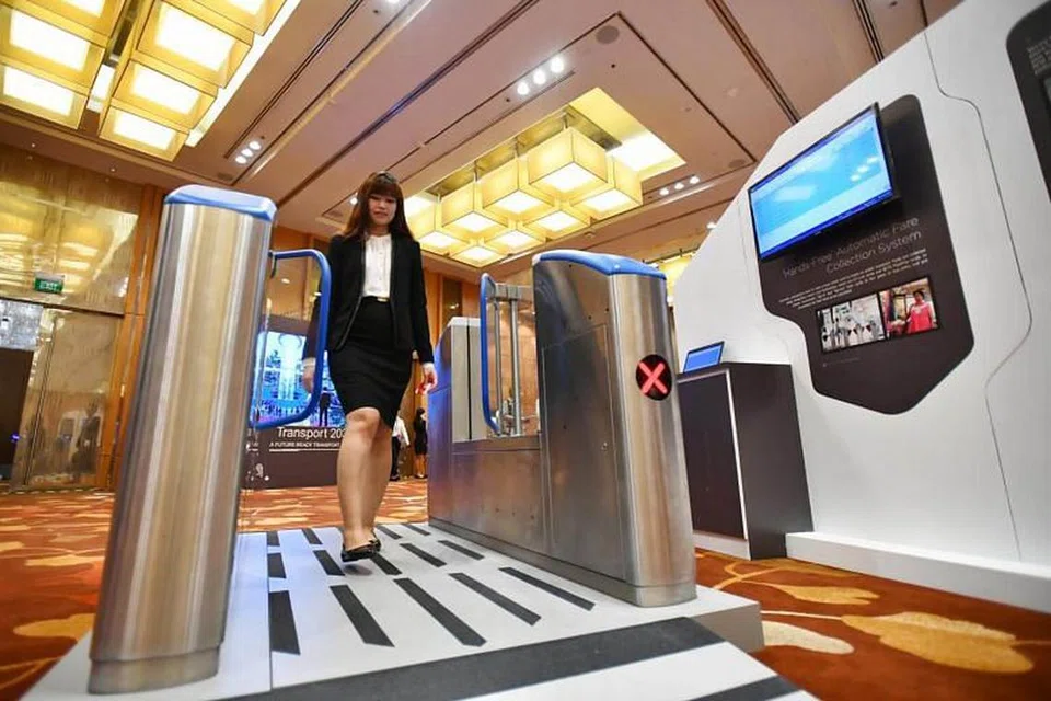 MENUJU SISTEM LEBIH INKLUSIF: Pengurus projek LTA, Cik Serena Ong, menunjukkan bagaimana pagar tambang bebas tangan dapat digunakan, yang membolehkan penumpang kurang upaya keluar masuk stesen MRT tanpa perlu menyentuh kad EZ-Link mereka.
