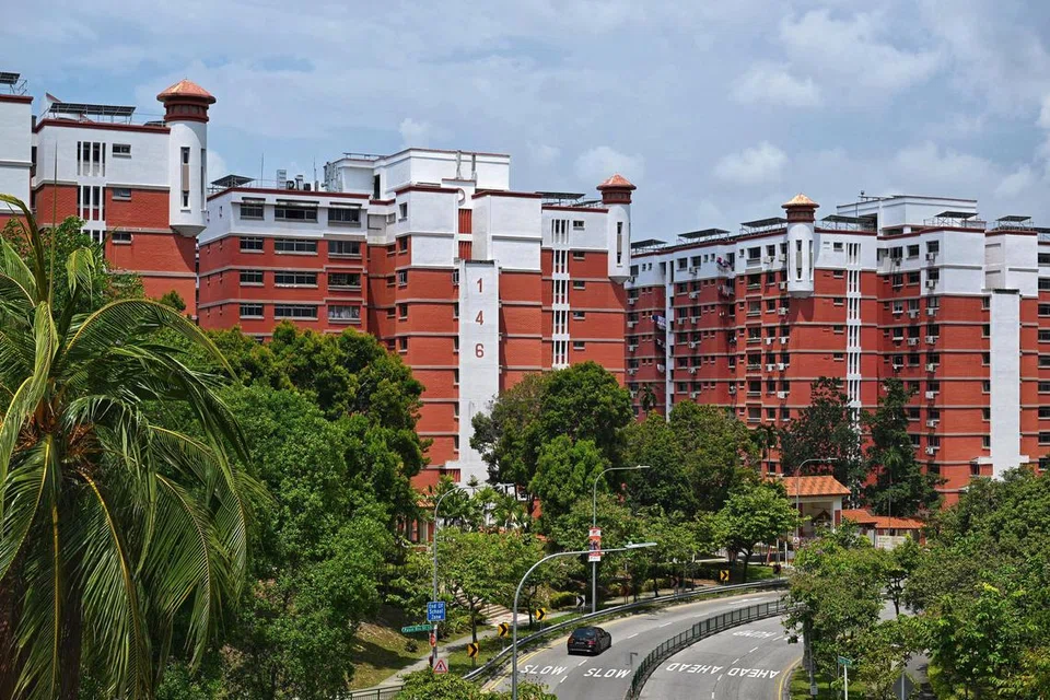 Estet Pasir Ris Street 11 dengan menara rumah api di blok HDB.