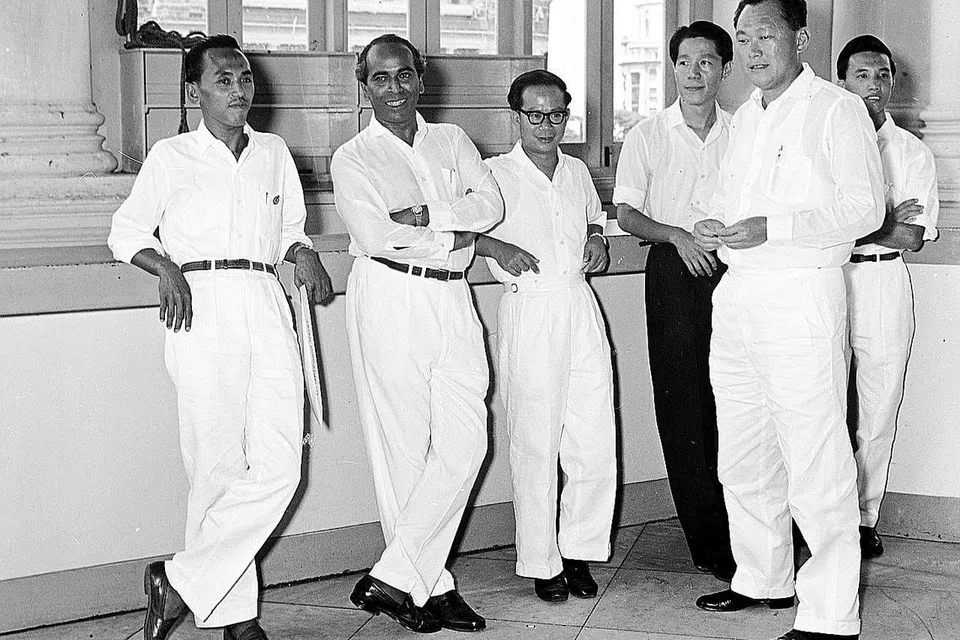 PILIHAN RAYA PERTAMA: Encik Mahmud Awang (paling kiri) bersama rakan seperjuangan Parti Tindakan Rakyat (PAP) pada hari Penamaan Calon bagi pilihan raya kecil Anson pada 10 Jun 1961. (Dari kanan) Encik Ong Chang Sam, Encik Lee Kuan Yew, Encik Jek Yuen Thong, Encik Toh Chin Chye dan Encik S. Rajaratnam. - Foto fail 