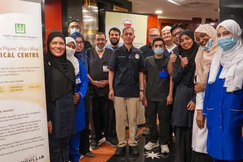 Pemangku Menteri Bertanggungjawab bagi Ehwal Masyarakat Islam, Profesor Madya Dr Muhammad Faishal Ibrahim, bersama pasukan Pejabat Hal Ehwal Jemaah Singapura (SPAO) dan pasukan perubatan.