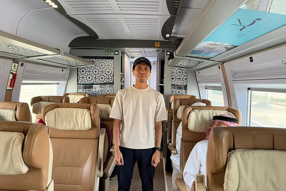 DALAM PERJALANAN: Wartawan BM, Izwandi Azman, menaiki kereta api berkelajuan tinggi (HSR) untuk membuat perjalanan ke Madinah.