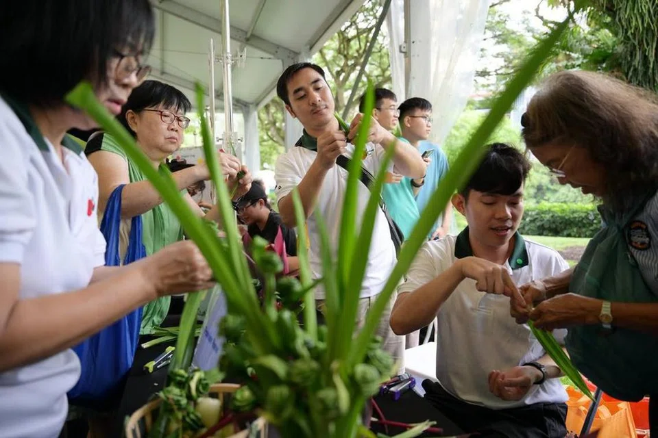 Para peserta di majlis pembukaan Festival Hortikultur menggunakan daun pandan untuk membuat kraf.