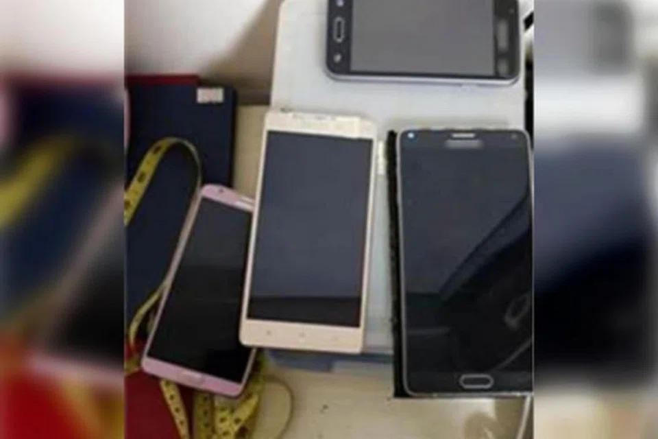 Lebih 10 alat elektronik termasuk sebuah komputer bimbit dan beberapa telefon bimbit dirampas. 