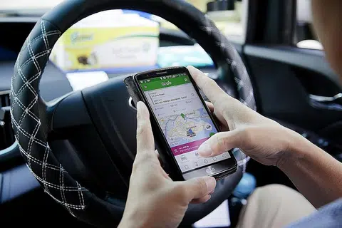 SEKATAN DITARIK BALIK: Grab pada September 2018 dikenakan sekatan antaranya daripada mengubah sistem tambang selepas pergabungan dengan Uber didapati menjejas persaingan. - Foto fail