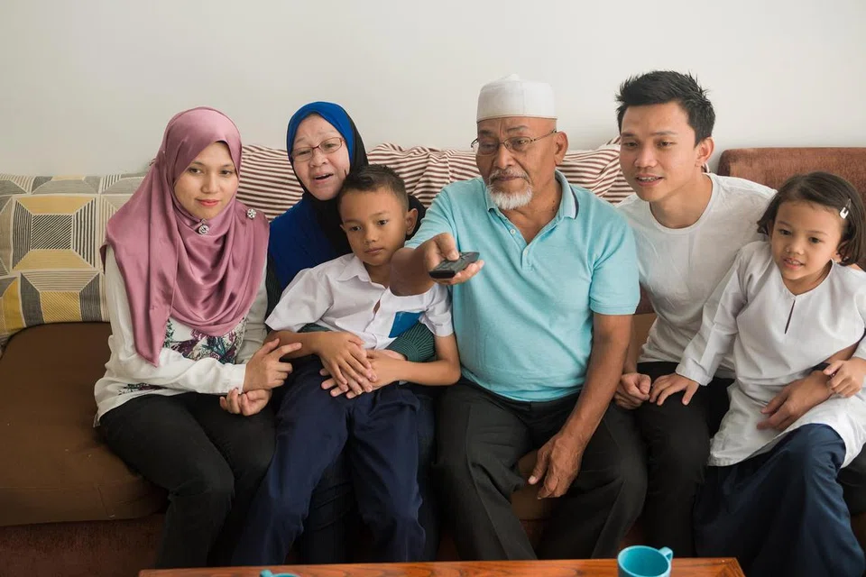 Ada dalam kalangan anak-anak yang terpaksa mengurangkan komitmen kerja, mengambil cuti atau langsung berhenti kerja untuk menjaga ibu bapa dan penjaga juga perlu bersedia untuk menjaga warga emas dengan pengetahuan dan persediaan kewangan.