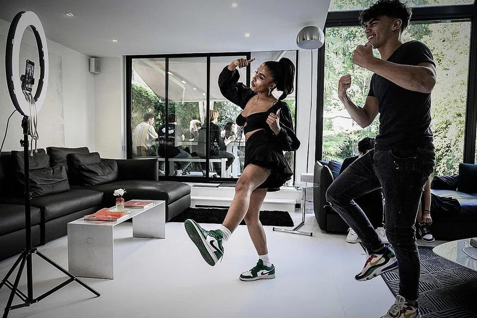 APLIKASI POPULAR: Sepasang belia Perancis berdansa semasa menghasilkan bahan untuk aplikasi video pendek TikTok. Aplikasi buatan China itu telah mencapai dua bilion muat turun di serata dunia sejak dilancarkan pada 2017. - Foto AFP