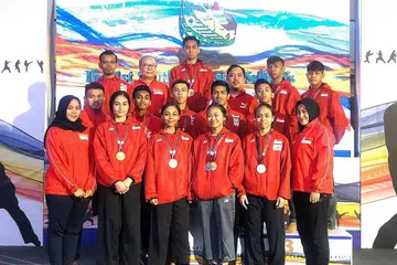 BINA MOMENTUM: Pasukan silat Singapura memungut dua pingat emas, enam pingat perak dan dua pingat gangsa pada Kejohanan Pencak Silat Sultan Asia Tenggara di Manila, Filipina, semalam. Kejohanan itu merupakan acara ujian sebelum berlangsungnya Sukan SEA Disember ini di Filipina. - Foto PERSEKUTUAN SILAT SINGAPURA