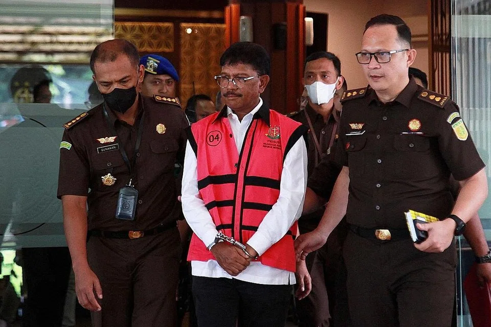 DITAHAN: Menteri Johnny G. Plate (tengah) dilihat di Pejabat Peguam Negara di Jakarta susulan tuduhan rasuah ke atasnya. - Foto REUTERS