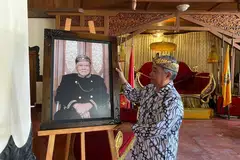 Pemimpin adat Sunda Wiwitan, Gumirat Barna Alam, menunjukkan gambar mendiang ayahandanya, Pangeran Djatikusumah. Beliau mewarisi tanggungjawab sebagai ketua salah satu daripada ribuan agama kepercayaan tradisional di Indonesia. Masyarakat Sunda Wiwitan kini banyak tertumpu di daerah Kuningan, Jawa Barat.