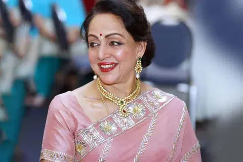 HEMA MALINI: Enggan bekerjasama dengan Shah Rukh lagi selepas mengarahnya bagi sebuah filem kerana berasakan pelakon itu ‘over’ dalam lakonannya.