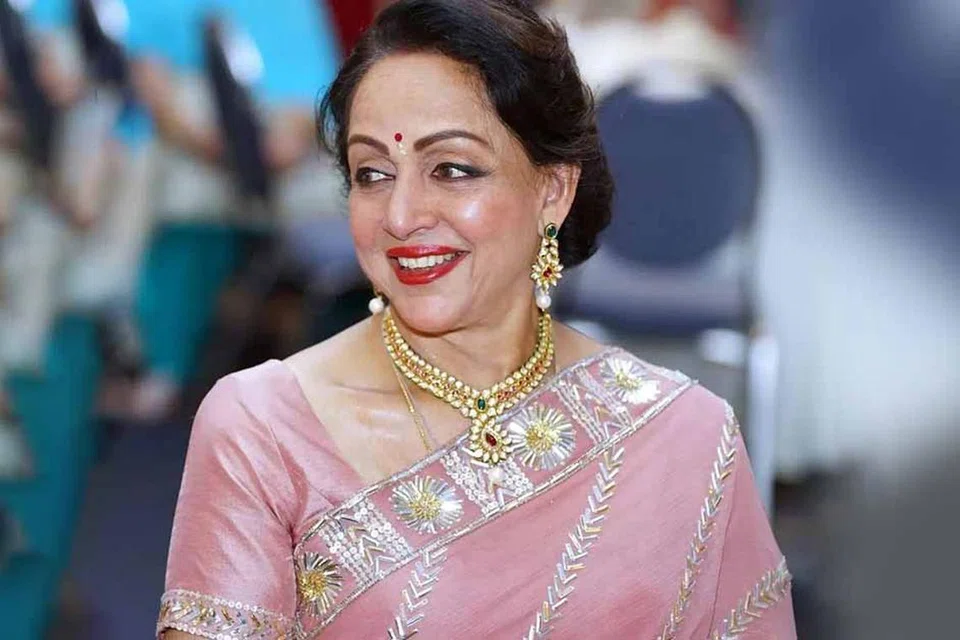 HEMA MALINI: Enggan bekerjasama dengan Shah Rukh lagi selepas mengarahnya bagi sebuah filem kerana berasakan pelakon itu ‘over’ dalam lakonannya.