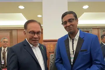 SAJA BERGURAU: Selebriti Malaysia,  Azad Jasmin sahut cabaran ‘mustahil’ Nabil Ahmad dengan cuba timbulkan ayat ‘pinjam seratus’ daripada PM Malaysia, Datuk Seri Anwar Ibrahim. 