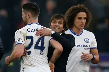 SEMAKIN YAKIN: Pengurus Chelsea, Antonio Conte (tengah), meraikan kejayaan pasukannya mencipta rekod baru kelab mencatatkan 11 kemenangan berturut-turut. - Foto REUTERS