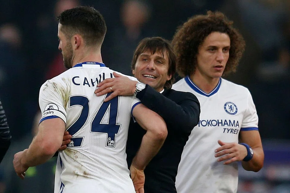 SEMAKIN YAKIN: Pengurus Chelsea, Antonio Conte (tengah), meraikan kejayaan pasukannya mencipta rekod baru kelab mencatatkan 11 kemenangan berturut-turut. - Foto REUTERS
