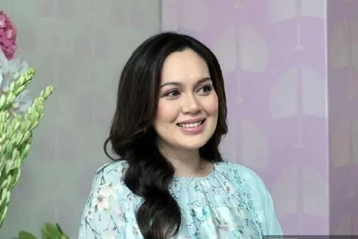 Nelydia Senrose hamil, penantian 7 tahun Nelydia, Hafez Halimi, berita artis Malaysia, zuriat Nelydia Senrose, Uqasha Senrose, Hawra Uqaira.