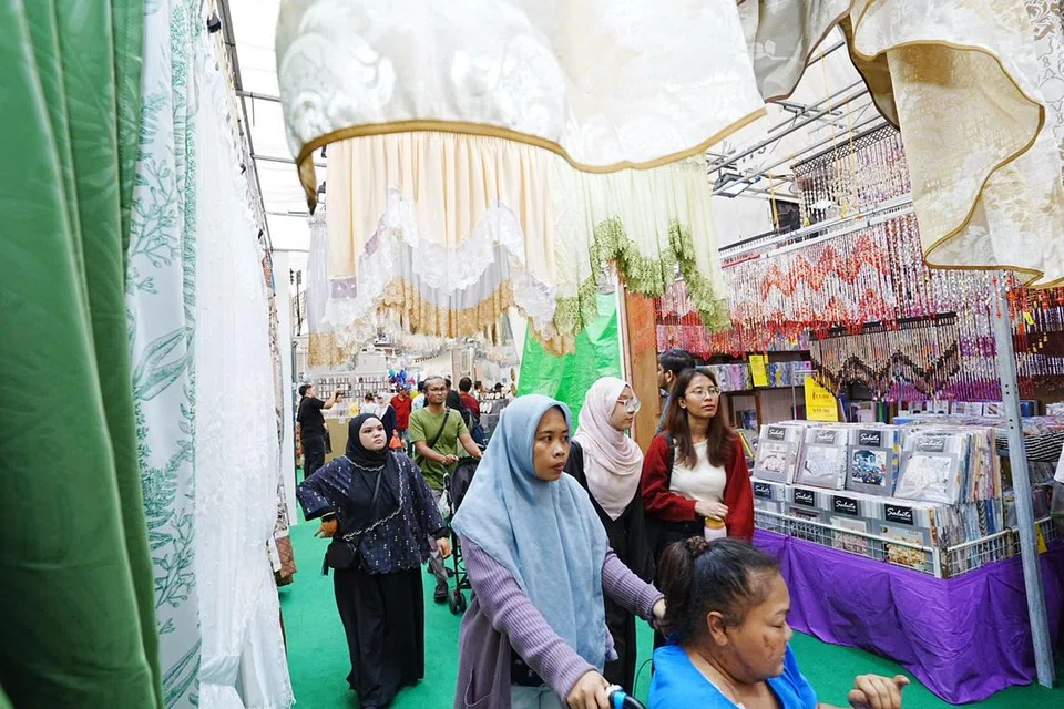 Lebih daripada sekadar pusat beli-belah, bazar Ramadan turut mencerminkan semangat kemasyarakatan umat Islam di Singapura. 