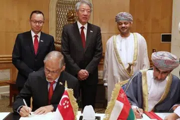 MELUAS KERJASAMA: (Berdiri, dari kiri) Dr Tan, Encik Teo dan Sayyid Badr menyaksikan Encik Masagos (duduk, kiri) dan Mohammed Salem Al Tobi, Menteri Sekitaran dan Ehwal Iklim Oman, menandatangani MOU untuk bekerjasama menangani isu sekitaran. - Foto FACEBOOK TEO CHEE HEAN
