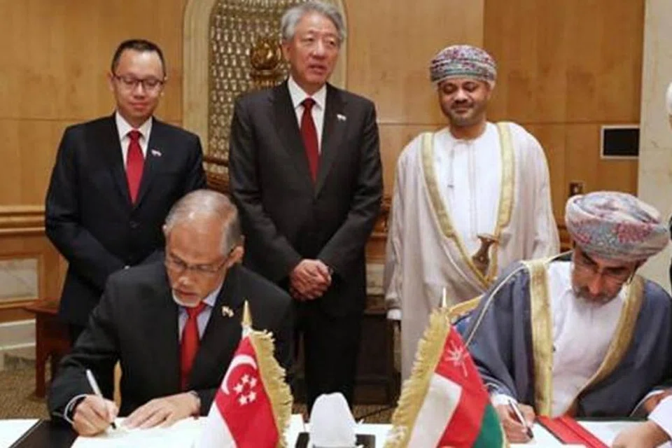 MELUAS KERJASAMA: (Berdiri, dari kiri) Dr Tan, Encik Teo dan Sayyid Badr menyaksikan Encik Masagos (duduk, kiri) dan Mohammed Salem Al Tobi, Menteri Sekitaran dan Ehwal Iklim Oman, menandatangani MOU untuk bekerjasama menangani isu sekitaran. - Foto FACEBOOK TEO CHEE HEAN