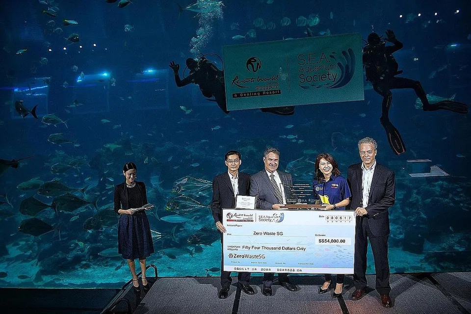 PULIHARA LAUT: Persatuan SEA Aquarium yang bertujuan menyokong pemuliharaan laut dan penyelidikan maritim membuat sumbangan derma pertamanya sebanyak $54,000. - Foto THE STRAITS TIMES