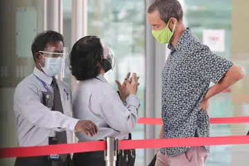 PAKAI PELITUP HANYA SELEPAS DIARAHKAN: Benjamin Glynn tiba di mahkamah semalam tanpa memakai pelitup, dan hanya memakainya setelah bertekak dengan pengawal keselamatan. - Foto BH oleh GAVIN FOO