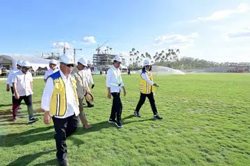 Presiden Joko Widodo (dua dari kanan) meninjau pekarangan Istana Presiden di kawasan Ibu Kota Nusantara (IKN), Kabupaten Penajam Paser Utara, Provinsi Kalimantan Timur, pada  29 Februari 2024. Beliau turut memeriksa kesiapsiagaan untuk mengadakan Upacara Peringatan Kemerdekaan Republik Indonesia ke-79 pada 17 Ogos 2024 nanti.