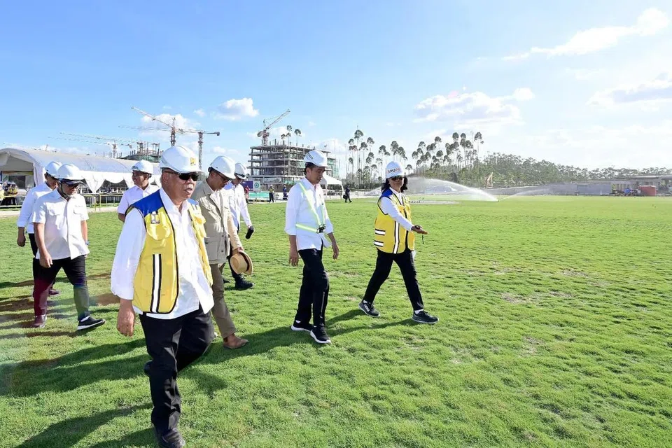 Presiden Joko Widodo (dua dari kanan) meninjau pekarangan Istana Presiden di kawasan Ibu Kota Nusantara (IKN), Kabupaten Penajam Paser Utara, Provinsi Kalimantan Timur, pada  29 Februari 2024. Beliau turut memeriksa kesiapsiagaan untuk mengadakan Upacara Peringatan Kemerdekaan Republik Indonesia ke-79 pada 17 Ogos 2024 nanti.