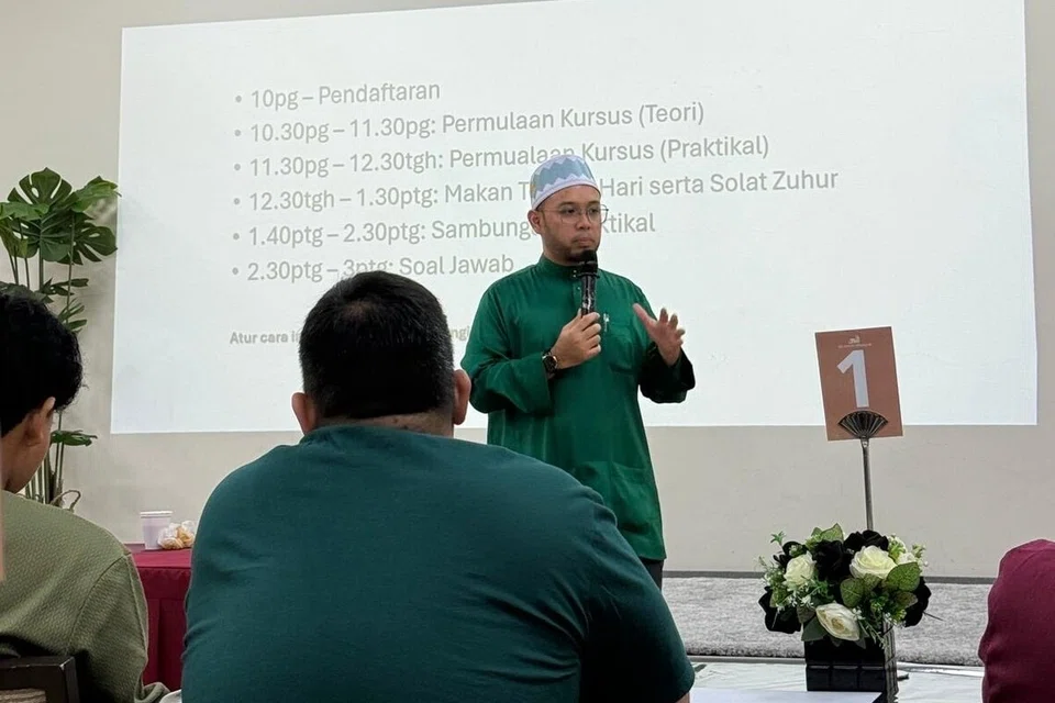Pegawai dakwah Masjid Al-Amin, Ustaz Abdul Rashid Suhaimi (bediri), tekun membimbing jemaah dalam majlis ilmu di itu.