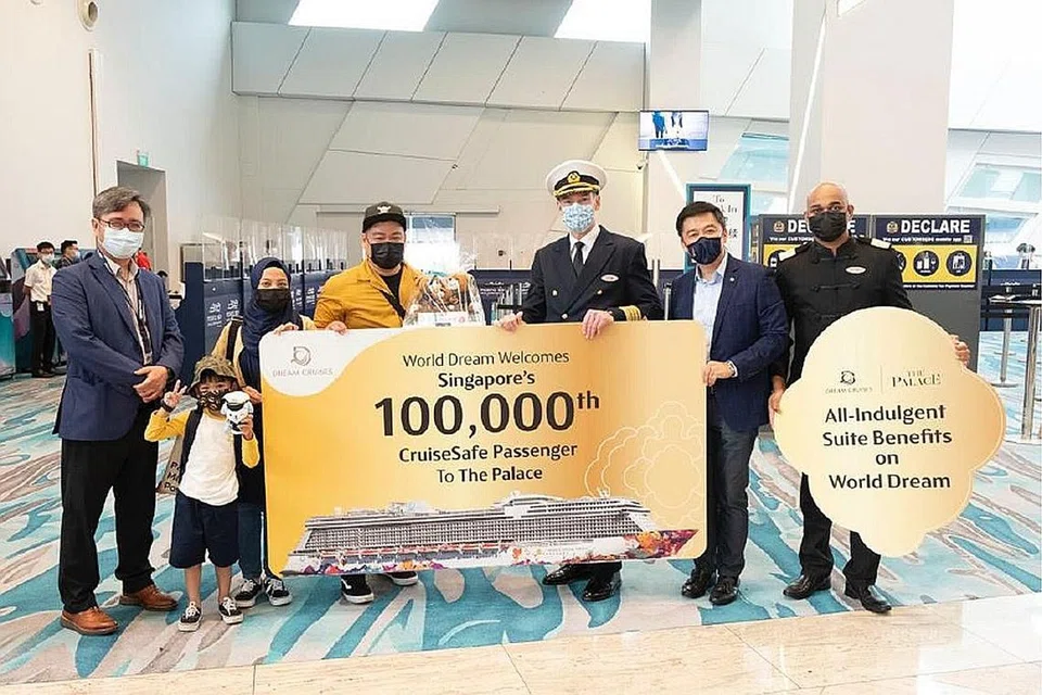 MENANG HADIAH: Encik Amin Abdul Rahim (empat dari kiri) dan keluarganya menerima ucapan tahniah daripada Dream Cruises dan Pusat Kapal Peleseran Marina Bay Singapura setelah mereka menjadi penumpang kapal persiaran ke-100,000 sejak program perintis kapal persiaran selamat dimulakan. Bersama mereka ialah (dari kanan) Pengarah Hotel World Dream, Encik Mithun Shetty; Presiden Dream Cruises, Encik Michael Goh; Kapten World Dream Robert Bodin; dan CEO SATS-Creuers Cruise Services, Encik Lionel Wong. - Foto DREAM CRUISES