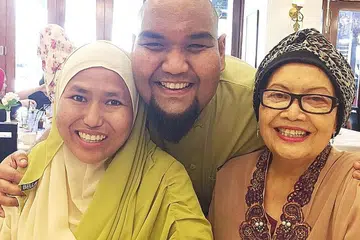 KEKUATAN KELUARGA: Cef Bob menyebut sokongan ibunya, Cikgu Zahara Salleh (kanan), dan isterinya, Cik Kamisah Khamis, sebagai tunjang kekuatan terutama semasa melalui waktu-waktu sukar perniagaannya sebelum ini. - Foto ihsan CEF BOB