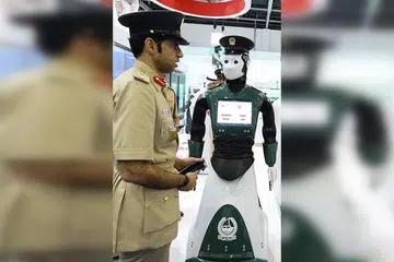 ROBOT POLIS: Penciptaan robot menggantikan tugas polis adalah sebahagian daripada program bandar UAE yang menyokong idea inovasi dan penggunaanya dalam sektor awam. - Foto DUBAI POLICE